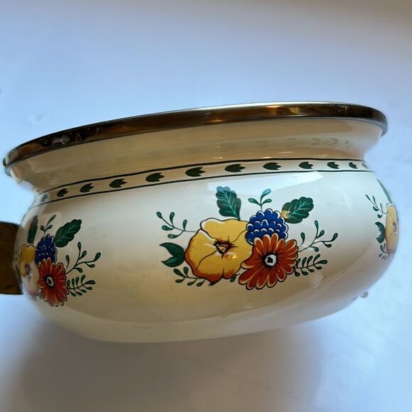 Vintage white enamelware painted floral small saucepan with brass handle - Picture 6 of 8